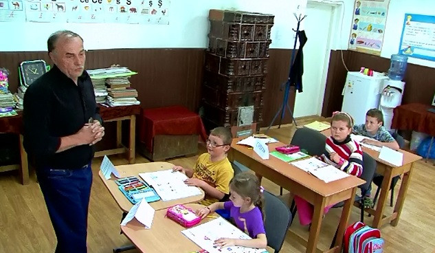 Nu ar mai invata carte daca nu l-ar avea pe domnul invatator. Povestea dascalului care isi duce elevii la scoala cu masina