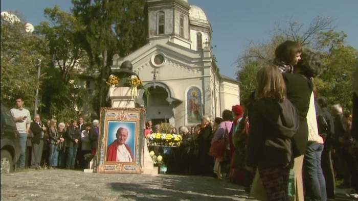 Moment important pentru catolicii din Bucuresti. Sute de oameni au participat la o procesiune dedicata papei Ioan Paul II