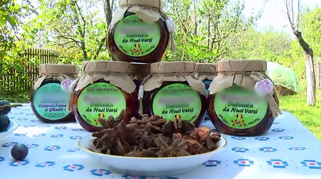 Au pus bazele unei afaceri cu gemuri si dulceturi, dupa o idee care le-a venit in livada. Tinerii folosesc retetele bunicilor