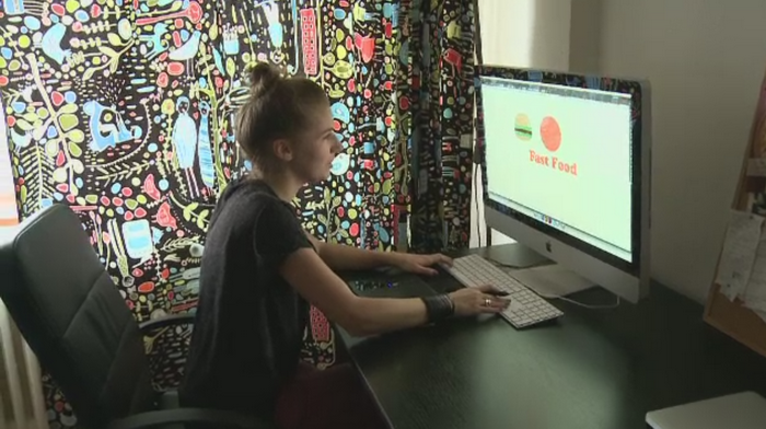 Romanii care si-au mutat serviciul acasa. Cat castiga cei care lucreaza din sufrageria propriei locuinte