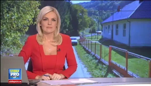 Nu ar mai invata carte daca nu l-ar avea pe domnul invatator. Povestea dascalului care isi duce elevii la scoala cu masina