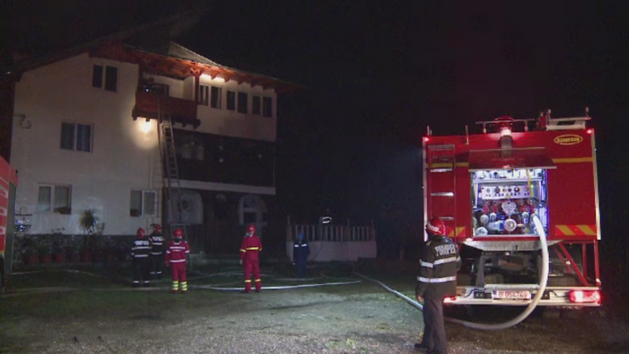 Incendiu la o manastire din Prahova. Calugarii si pompierii s-au luptat cu flacari inalte de zece metri