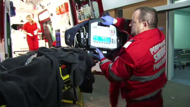 Doi tineri internati in spital, in stare grava, dupa ce au fost injunghiati de un prieten. Agresorul este cautat de politie