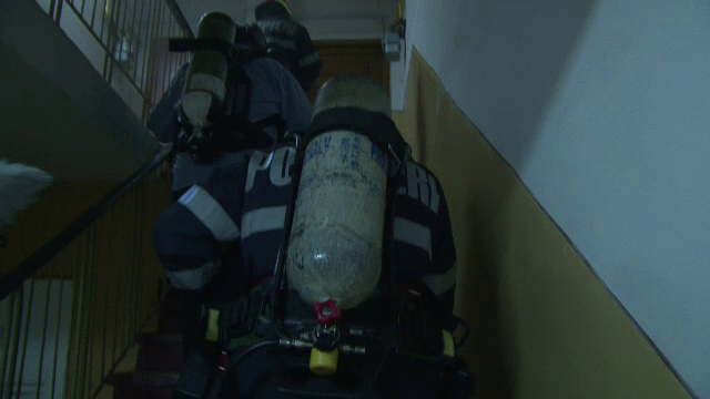 Panica in Braila, dupa ce un barbat si-a incendiat apartamentul, apoi si-a amenintat vecinii ca arunca blocul in aer