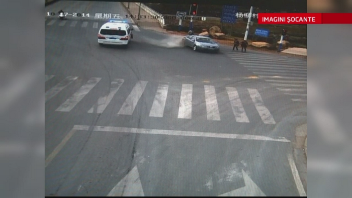 Accident groaznic in China. Doi pietoni care asteptau la semafor au fost spulberati de o masina