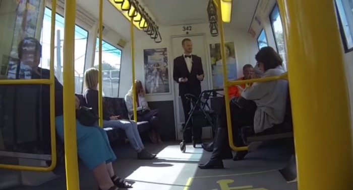 Petrecere spontana intr-un tren din Australia. Ce se intampla dupa ce un barbat incepe sa danseze