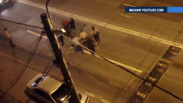 Bataie intre doua bande rivale din Timisoara surprinsa de camere. Tanar pus la pamant si lovit cu salbaticie de adversari