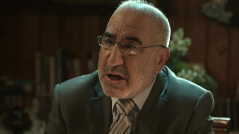 Secventa din Las Fierbinti care a devenit viral pe Facebook. "Crezi ca ramai toata viata primar? Fura, ba, cu ambele maini!"