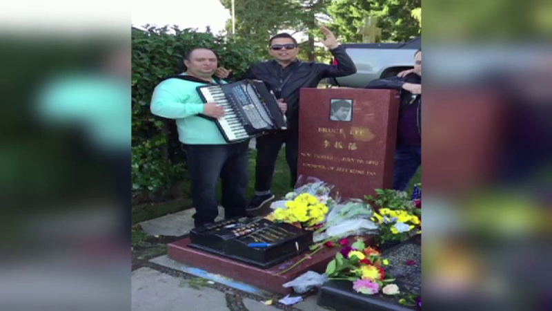 Acorduri de manele la mormantul lui Bruce Lee. Jean de la Craiova i-a adus un “elogiu” celebrului actor