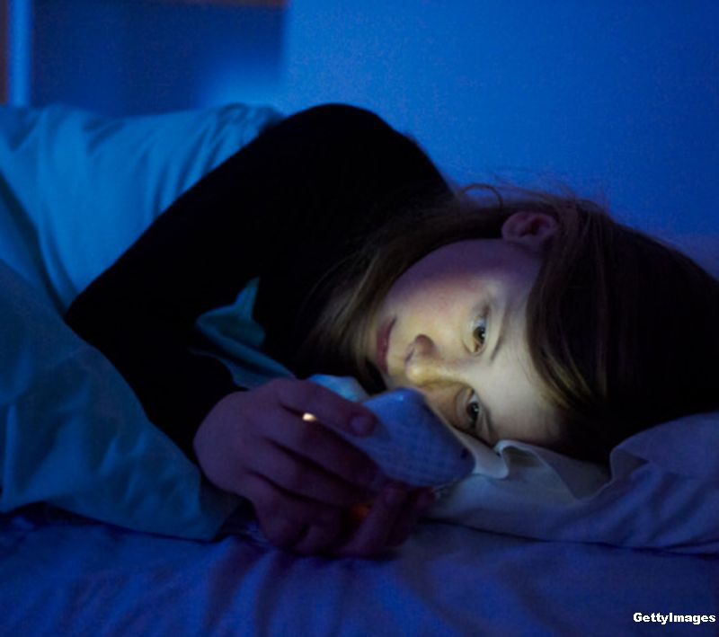 De ce nu este bine sa iti verifici telefonul mobil noaptea. Descoperirea facuta de cercetatorii americani