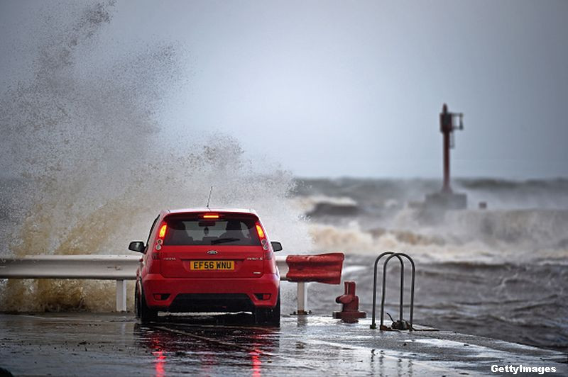 Uraganul Gonzalo a lovit Marea Britanie. Trei persoane au murit, iar peste 100 de zboruri de pe Heathrow au fost anulate