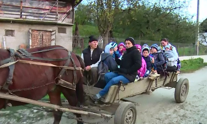 Satul din Romania unde copiii sunt dusi la scoala cu caruta, in loc de microbuz. "Ma doare inima, mi-e mila de ei"