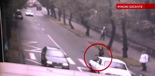 Imagini SOCANTE. O femeie este lovita puternic pe o trecere de pietoni din Bistrita si aruncata pe asfalt