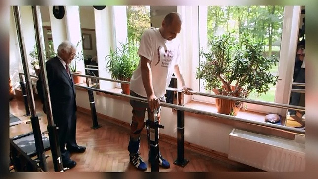 Tratamentul revolutionar la care a fost supus un barbat paralizat de la piept in jos. Acum, are o viata aproape normala