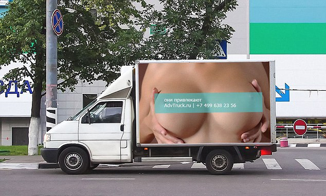 Reclama sexy care a facut 520 de accidente intr-o zi. Agentia de publicitate isi asuma raspunderea pe sfert