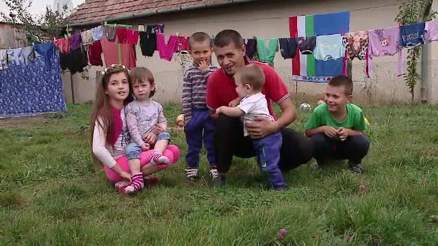 Sotia pune poze pe Facebook din Italia, iar el schimba scutece. Povestea lui Radu, romanul care isi creste singur cei 5 copii