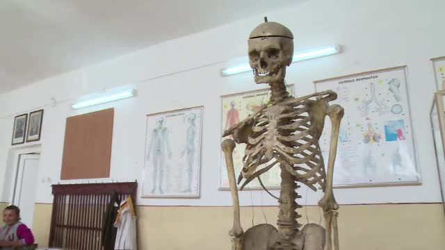 Profesorul care a vrut sa ramana pe vecie in clasa. Si-a donat osemintele, iar elevii invata anatomie studiindu-i scheletul