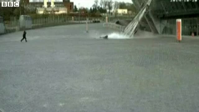 Explozii in Ucraina. Momentul in care o fetita scapa ca prin minune dupa ce un panou imens de sticla cade langa ea