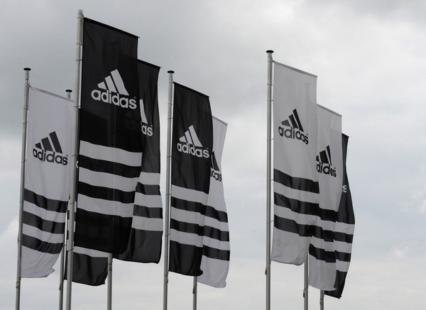 Adidas, la un pas de a vinde unul dintre cele mai cunoscute branduri din lume, pentru 1,7 mld. "Ar fi o eroare strategica"