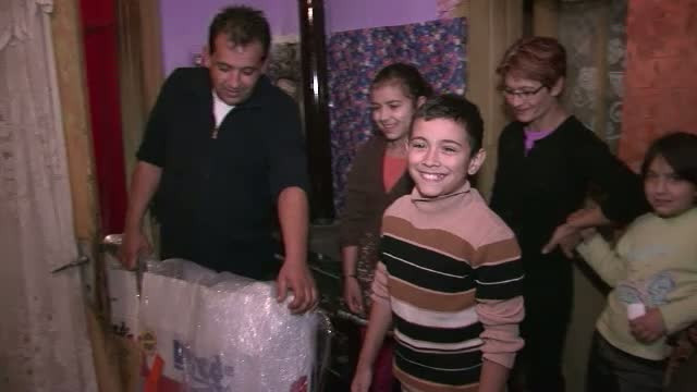 Cei 5 frati sarmani din Satu-Mare nu vor mai ingheta de frig iarna. Impresionati de povestea lor, zeci de oameni i-au ajutat