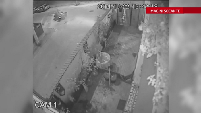 Doi barbati din Pitesti sunt in coma dupa ce s-au izbit cu motocicleta de un zid. Incidentul, surprins de CAMERELE VIDEO