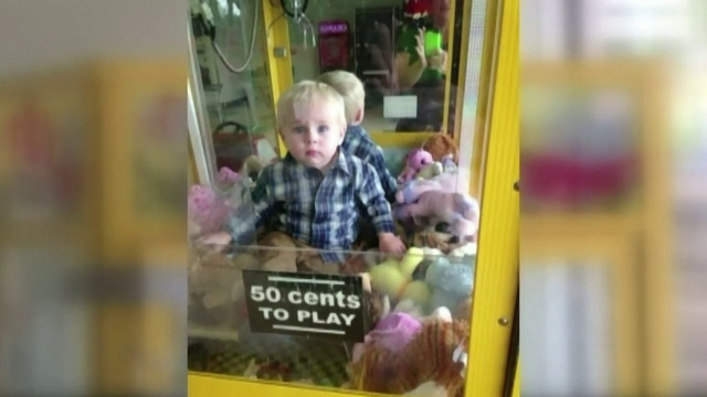 Un baietel din SUA a ramas blocat intr-un automat de jucarii. Bunica i-a chemat pe pompieri in ajutor