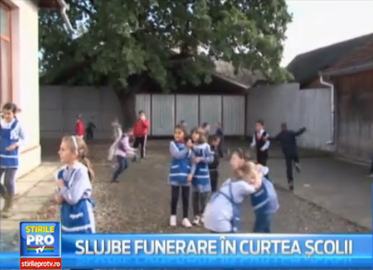 Capela mortuara dintr-un sat din Bistrita construita la 3 metri de scoala. Situatia ireala cu care se confrunta elevii
