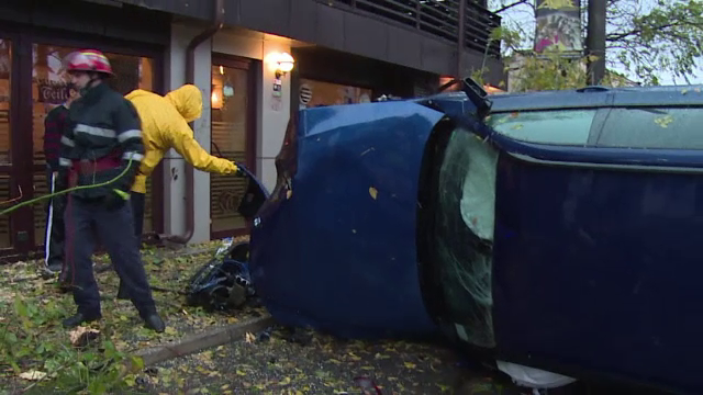 Doua masini distruse dupa ce un sofer a intrat intr-o depasire riscanta si s-a izbit de un copac