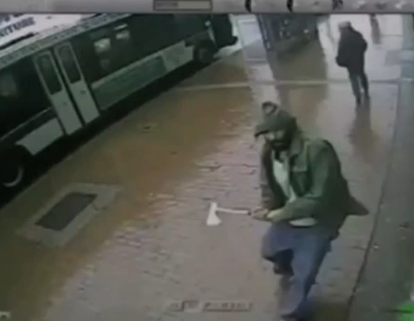 Un barbat a atacat patru politisti cu un TOPOR in New York. Agresorul a fost impuscat mortal