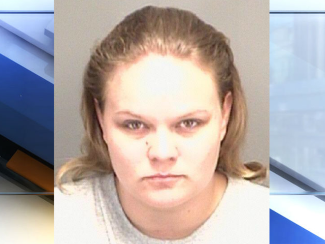 O femeie din Florida si-a stropit iubitul cu acetona si l-a incendiat dupa ce acesta a aruncat mancarea gatita de ea