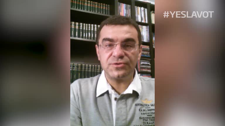 "Tu, asta deranjat ca soarta ti-a fost hotarata de toti taranii, de toti stirbii, de toate jigodiile: iesi dracu' la vot"