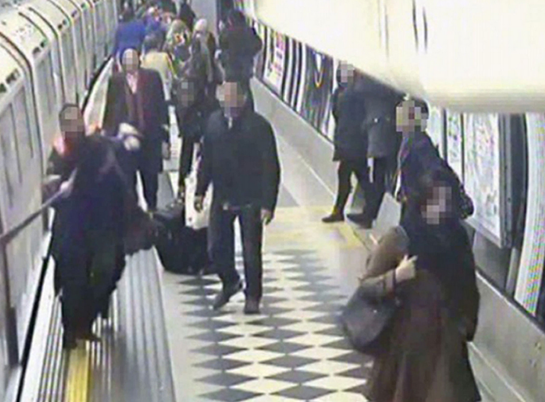 Si-a prins esarfa intre usile unei garnituri de tren. Cum a fost salvata femeia dupa ce metroul a pornit