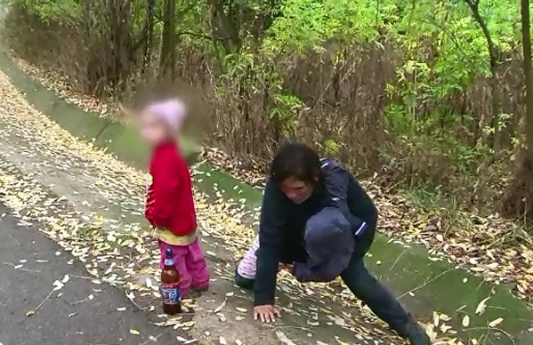 Cu sticla de alcool, prabusindu-se peste copii in drumul spre casa. O femeie din Vaslui combina rolul de mama cu bautura