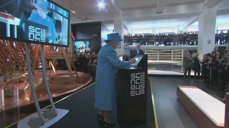 Regina Elisabeta a Marii Britanii a trimis primul mesaj Twitter. Postarea a fost redistribuita de sute de utilizatori