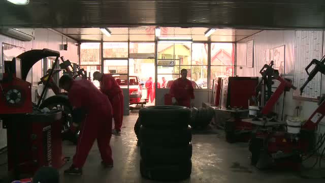 Ghid StirileProTV: Cum trebuie alese anvelopele de iarna si ce amenzi riscati daca sunteti prinsi pe drum inzapezit fara ele