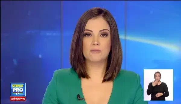 Din cauza vantului, un plop urias a distrus doua masini in Galati. Soferii vor sa dea primaria in judecata