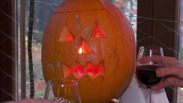 Romanii se pregatesc pentru sarbatoarea de Halloween. Ce preturi sunt pe Valea Prahovei, la petrecerile "de groaza"