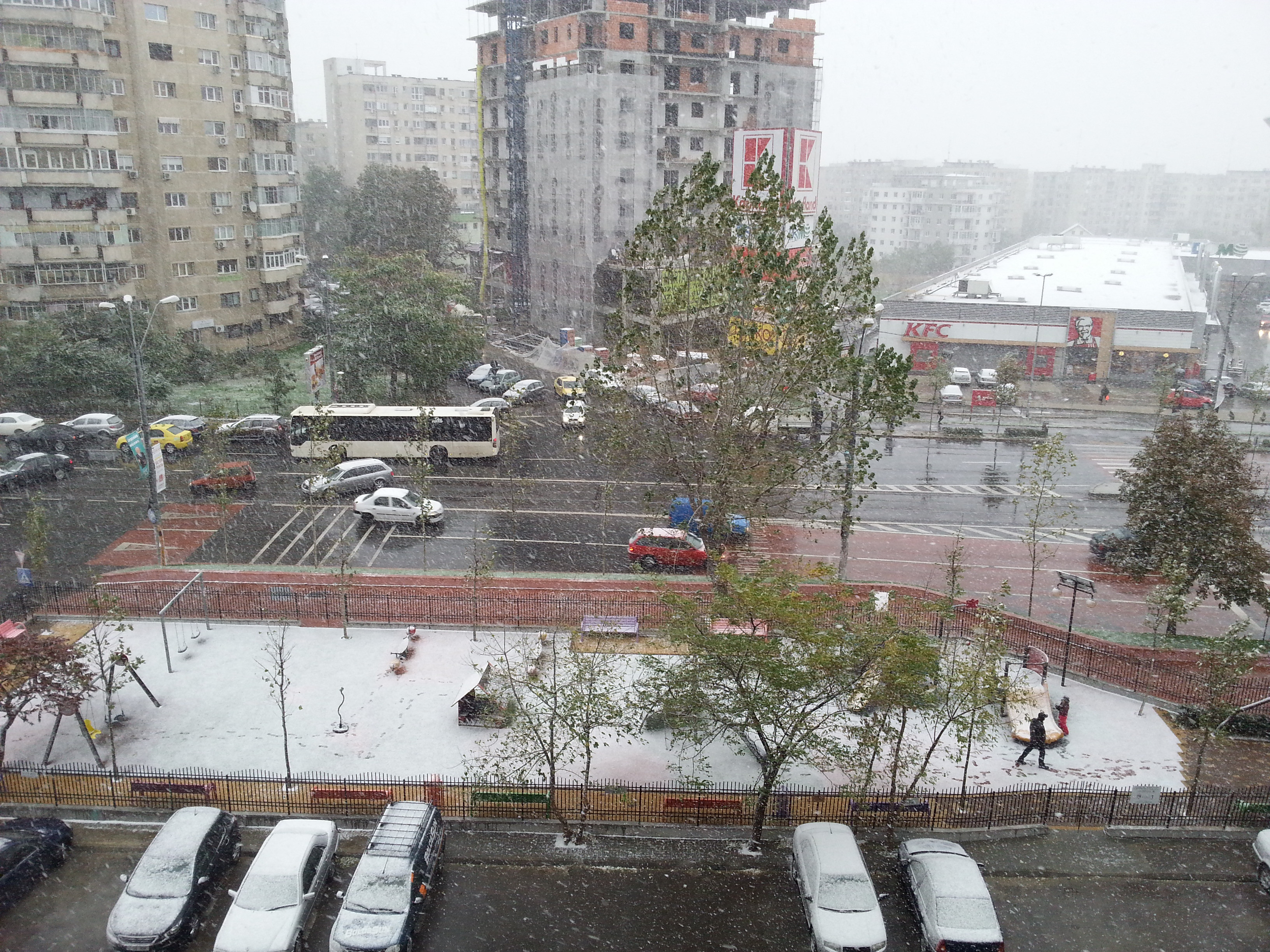 GALERIE FOTO cu prima ninsoare din acest sezon in Bucuresti. Mai multe zone au fost acoperite de zapada