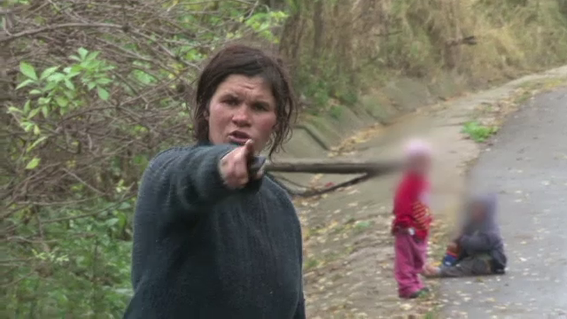 Femeia din Vaslui filmata beata alaturi de copiii minori a dat in judecata Protectia Copilului. Ii vrea inapoi pe cei mici