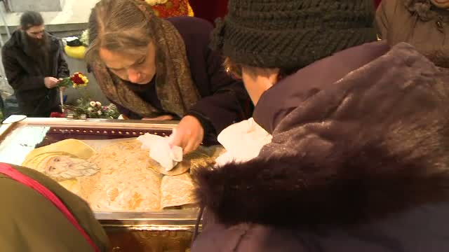 Sute de oameni s-au rugat la moastele Sfantului Dimitrie. In racla s-a aflat un fragment din lemnul Sfintei Cruci