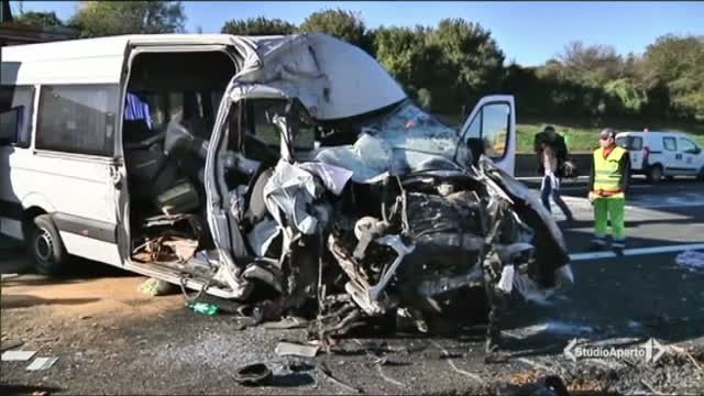 Sase romani au murit, iar trei au fost raniti, intr-un grav accident de circulatie produs in Italia