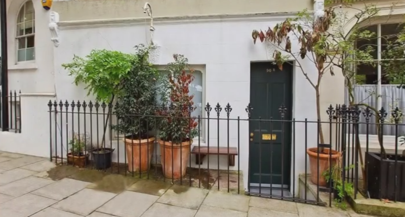 Cea mai mica locuinta din Londra a fost vanduta cu 275.000 de lire. Casa este o fosta florarie si are 17 metri patrati