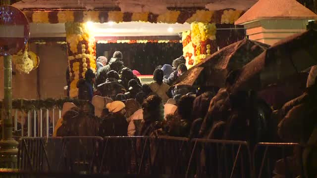 Sute de credinciosi au stat la coada sa se roage la moastele Sfantului Dimitrie, desi in Bucuresti erau zero grade Celsius