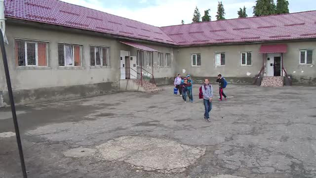 Romania invatamantului asa-zis gratuit. Povestea parintilor din Maramures care au renovat singuri o scoala veche de 60 de ani