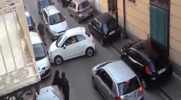 VIRAL Dupa 6 tentative, o soferita blonda din Praga tot a lovit masina de alaturi: "Ar putea fi cea mai nereusita parcare din lume"