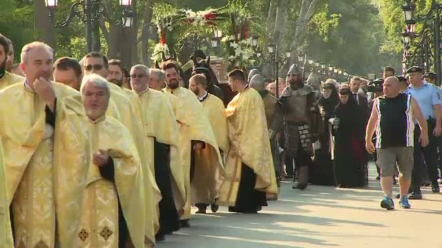 Peste 35.000 de credinciosi au urcat pe Dealul Mitropoliei, indurand frigul, pentru a se ruga la moastele Sfantului Dimitrie