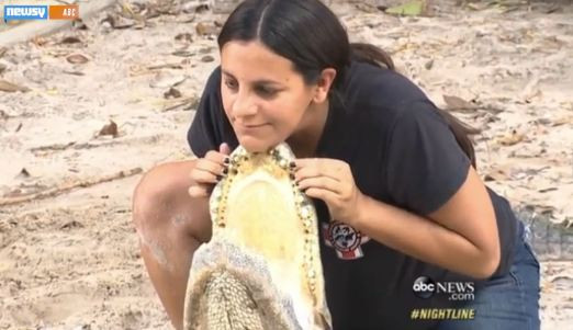 Imaginile care au impresionat SUA. Insarcinata in 8 luni, o femeie este filmata in timp ce se lupta cu aligatorii. VIDEO