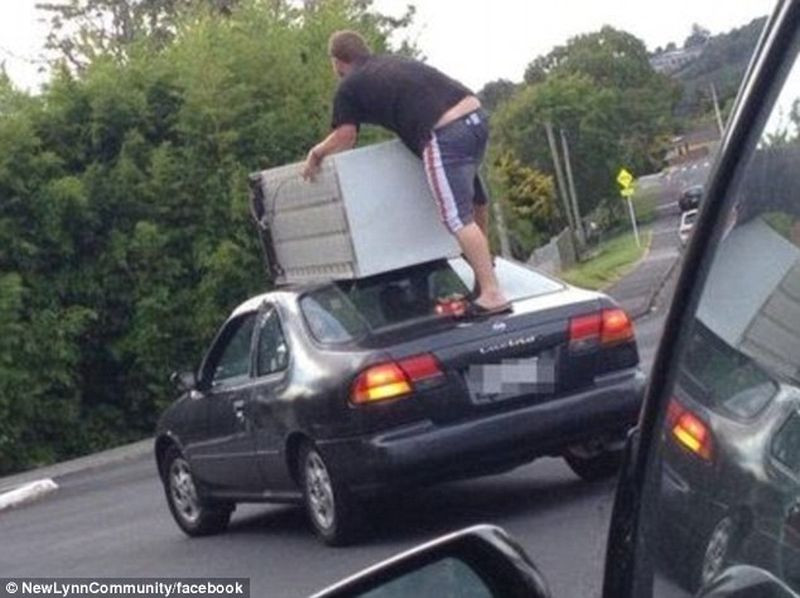 S-a urcat pe masina aflata in mers pentru a transporta un frigider. Fotografia surprinsa de un alt sofer a devenit viral