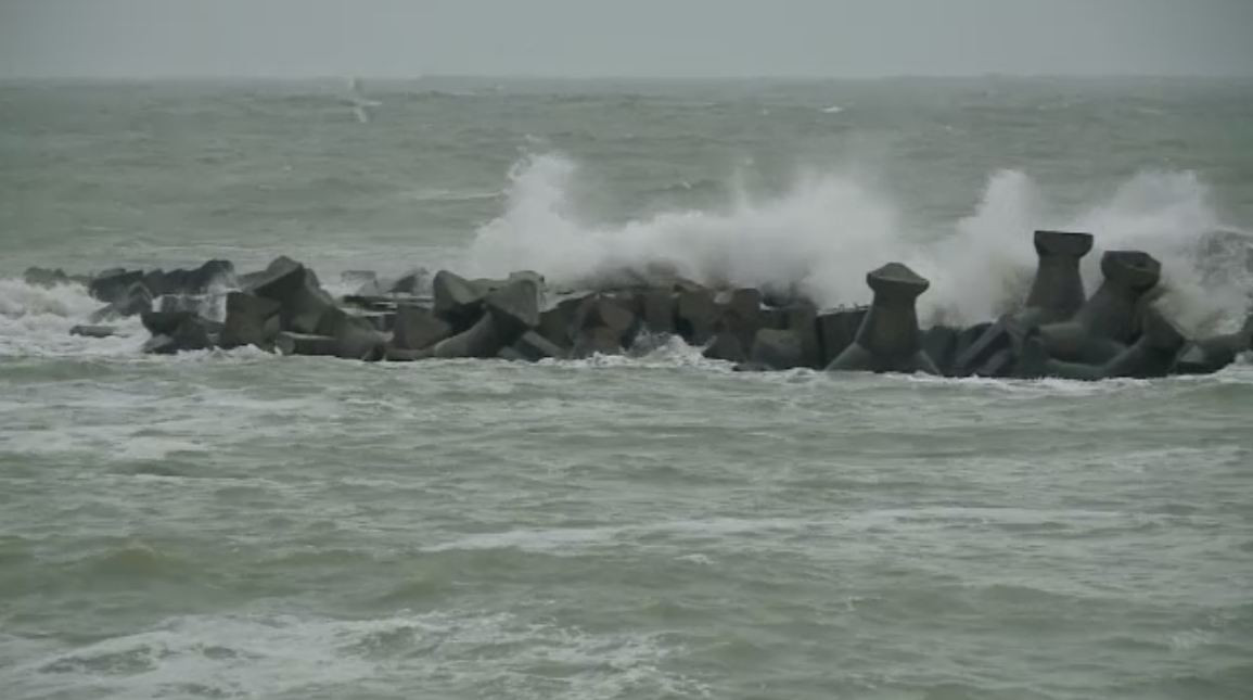 Valuri de 6 metri pe litoral: mai multe porturi au fost inchise. Vremea isi va reveni abia spre sfarsitul saptamanii