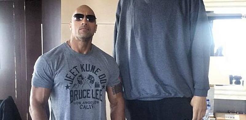 The Rock pare un pitic pe langa el: Vezi cum arata gigantul de langa cel mai musculos actor! FOTO